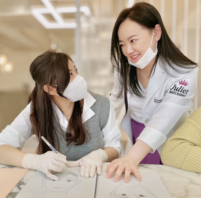 시술 장면 · 세밀한 마이크로블레이딩